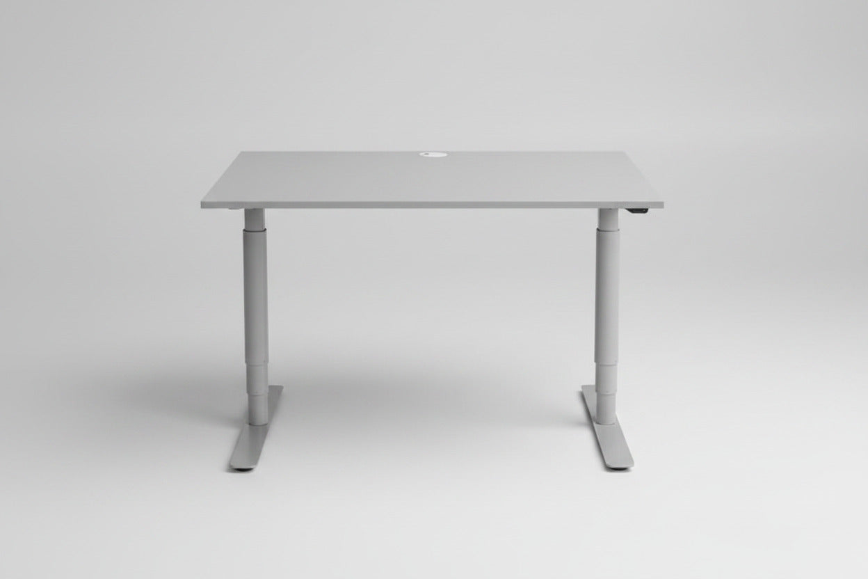 Frontvisning af Denconi hæve-sænkebord 120x80 cm med lysegrå laminatbordplade og robust T-stel.